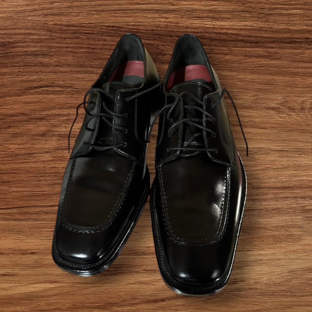 Men’s size 9.5 Bostonian dress shoes.